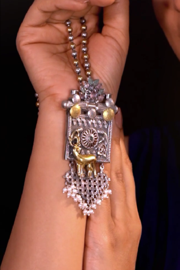 Decorative necklace with a deer pendant 