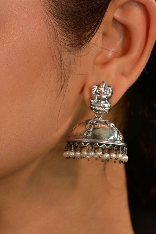 Silver earring with pearls