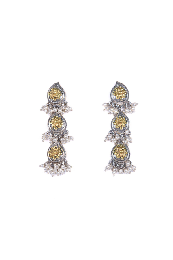 Pair of silver earrings with pearl
