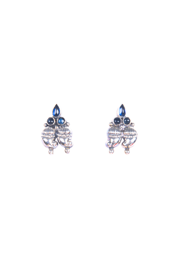 Pair of earrings with blue gemstones
