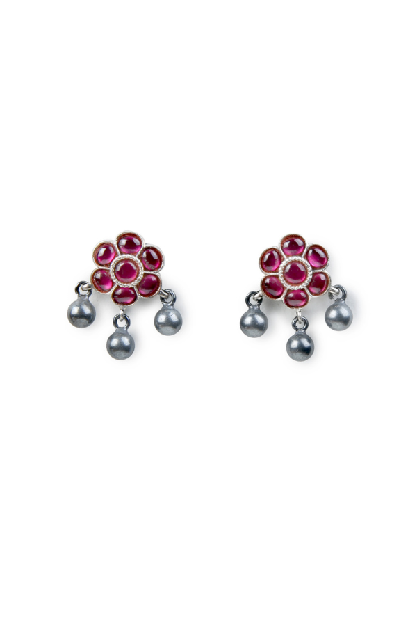 Pair of earrings with floral design and red gemstones