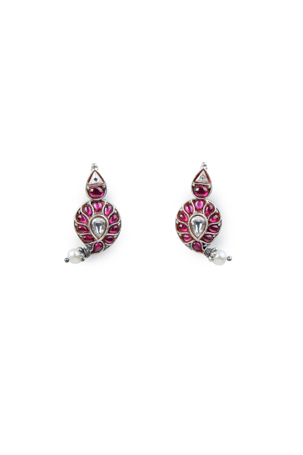Pair of earrings with red gemstones