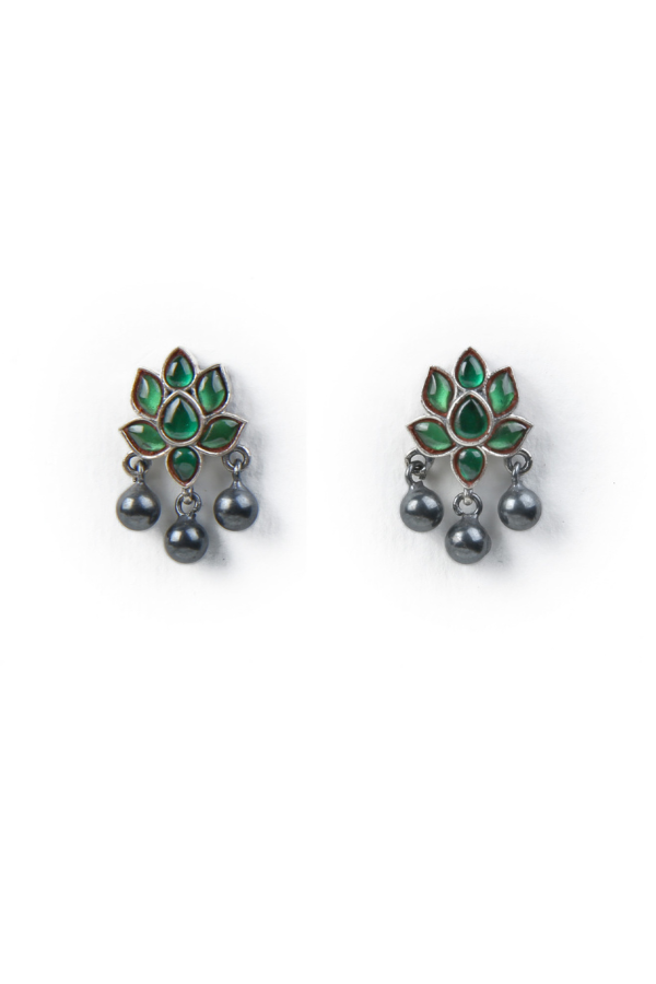 Pair of earrings with green gemstones