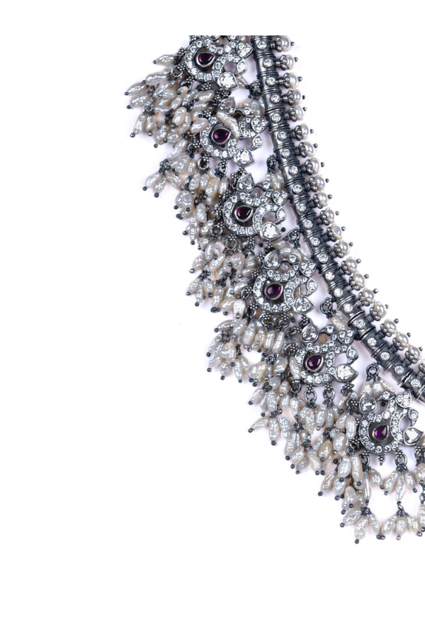 Elegant necklace with pearls and gemstones