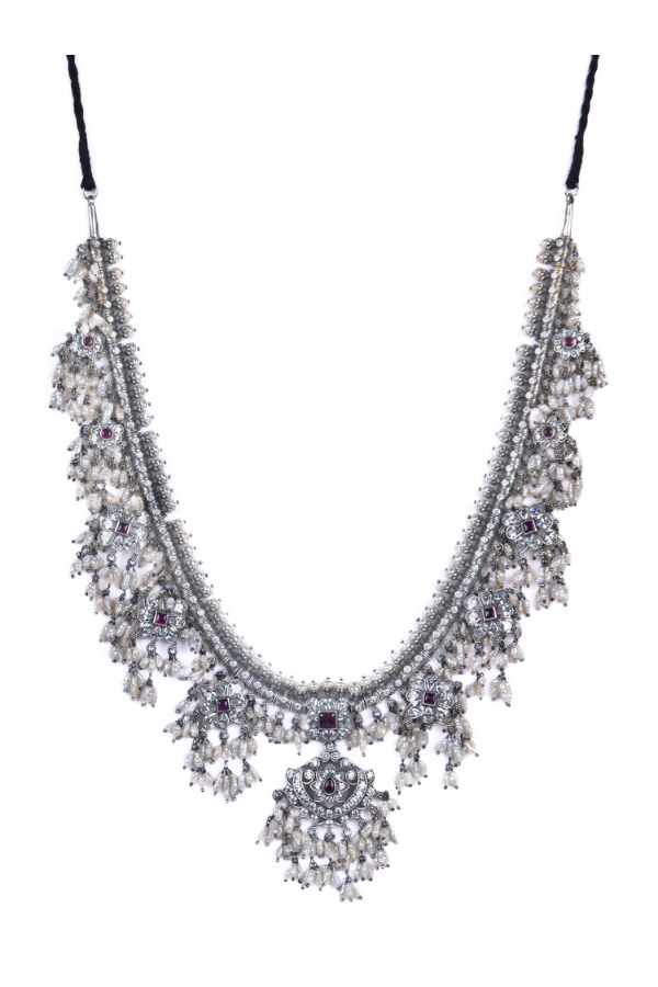 Elegant necklace with beads and floral design 