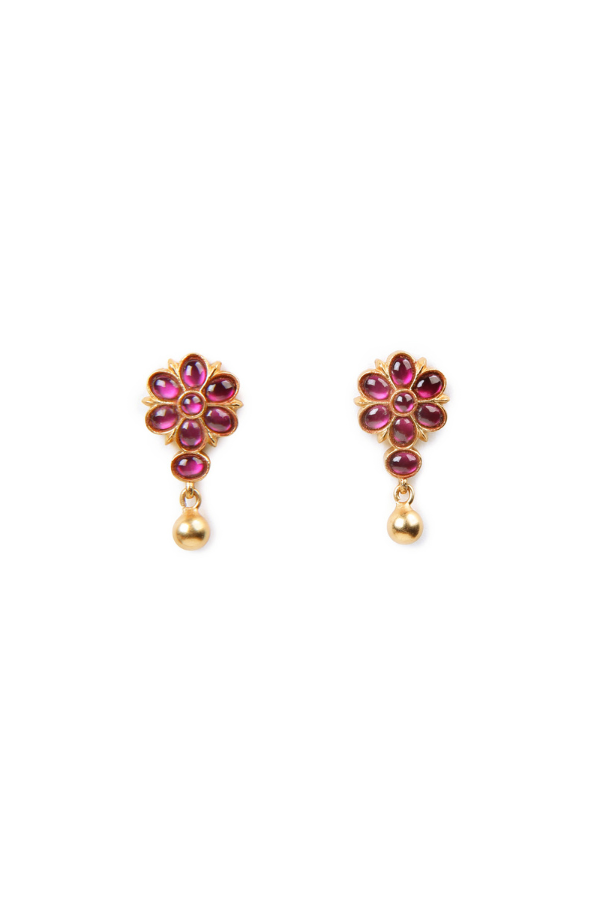 Pair of earrings with pink gemstones