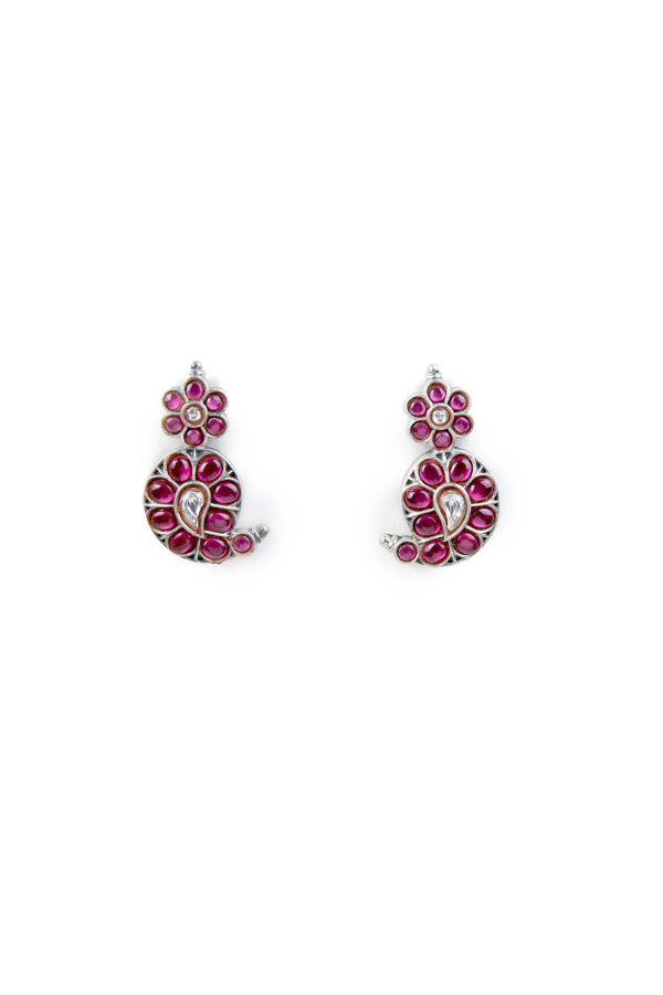 Pair of earrings with pink gemstones