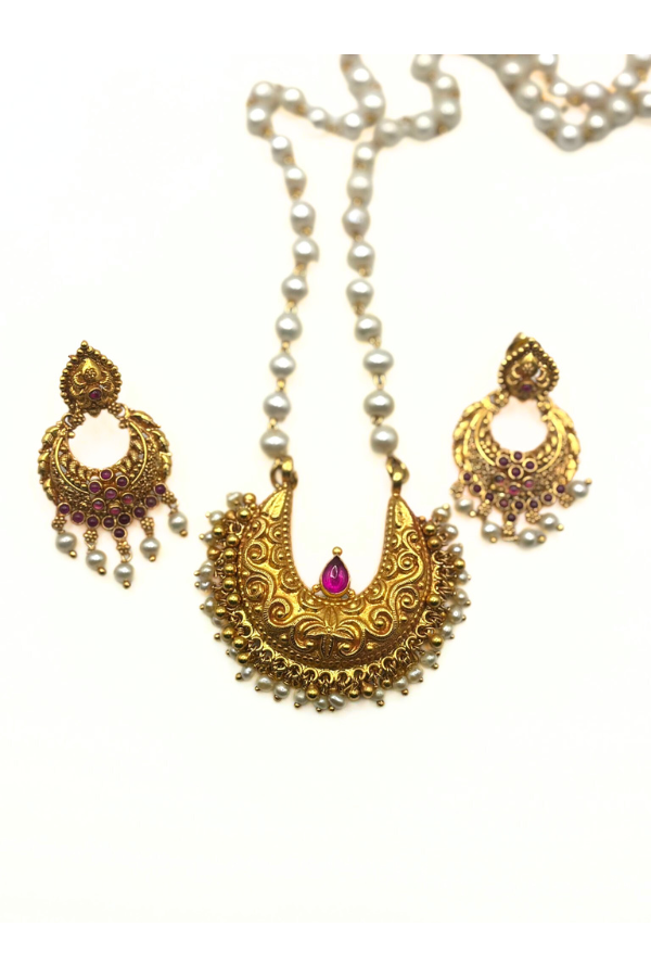 Gold plated necklace with pendant and matching earrings.