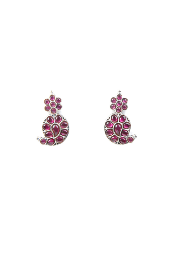 Pair of earrings with pink gemstones