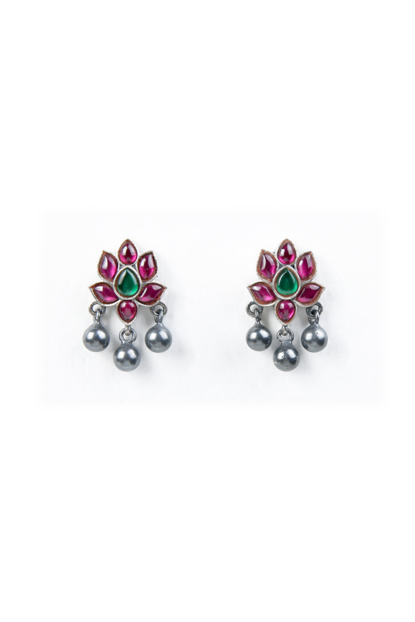 Pair of earrings with gemstones